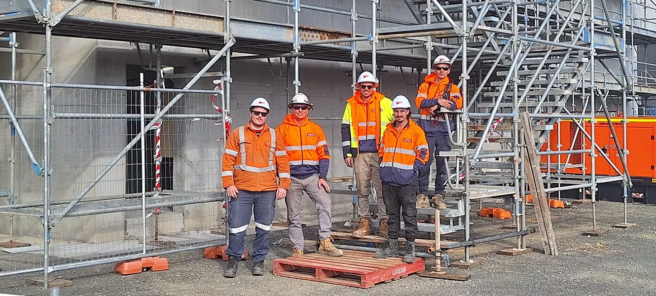 complete scaffold nowra scaffolding team in front a building site in the shoalhaven